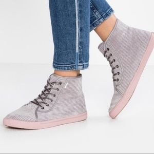 TOMS Camarillo Size 8 Cement Corduroy Grey w/Pink